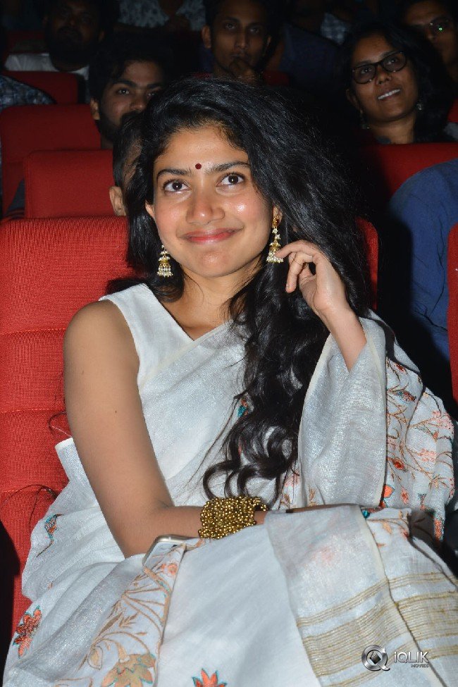 Sai-Pallavi-at-Padi-Padi-Leche-Manasu-Movie-Pre-Release-Event